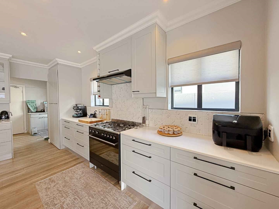 4 Bedroom Property for Sale in Calypso Beach Western Cape